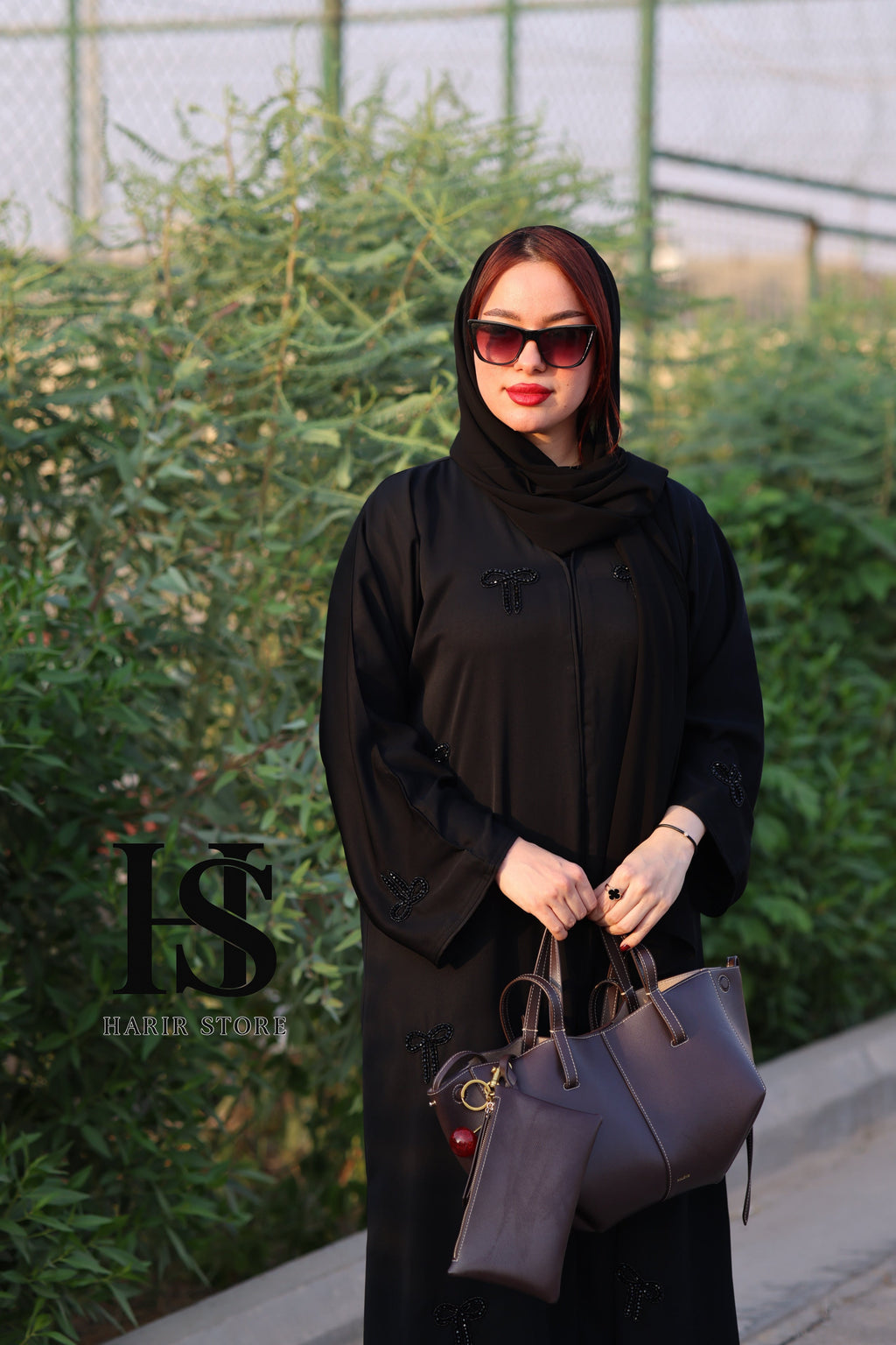 عباية فيونكا إماراتي – لمسة أنثوية بأسلوب راقٍ