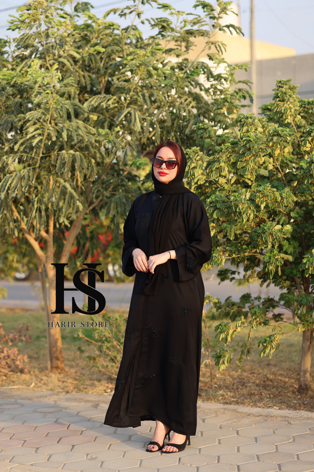 عباية فيونكا إماراتي – لمسة أنثوية بأسلوب راقٍ