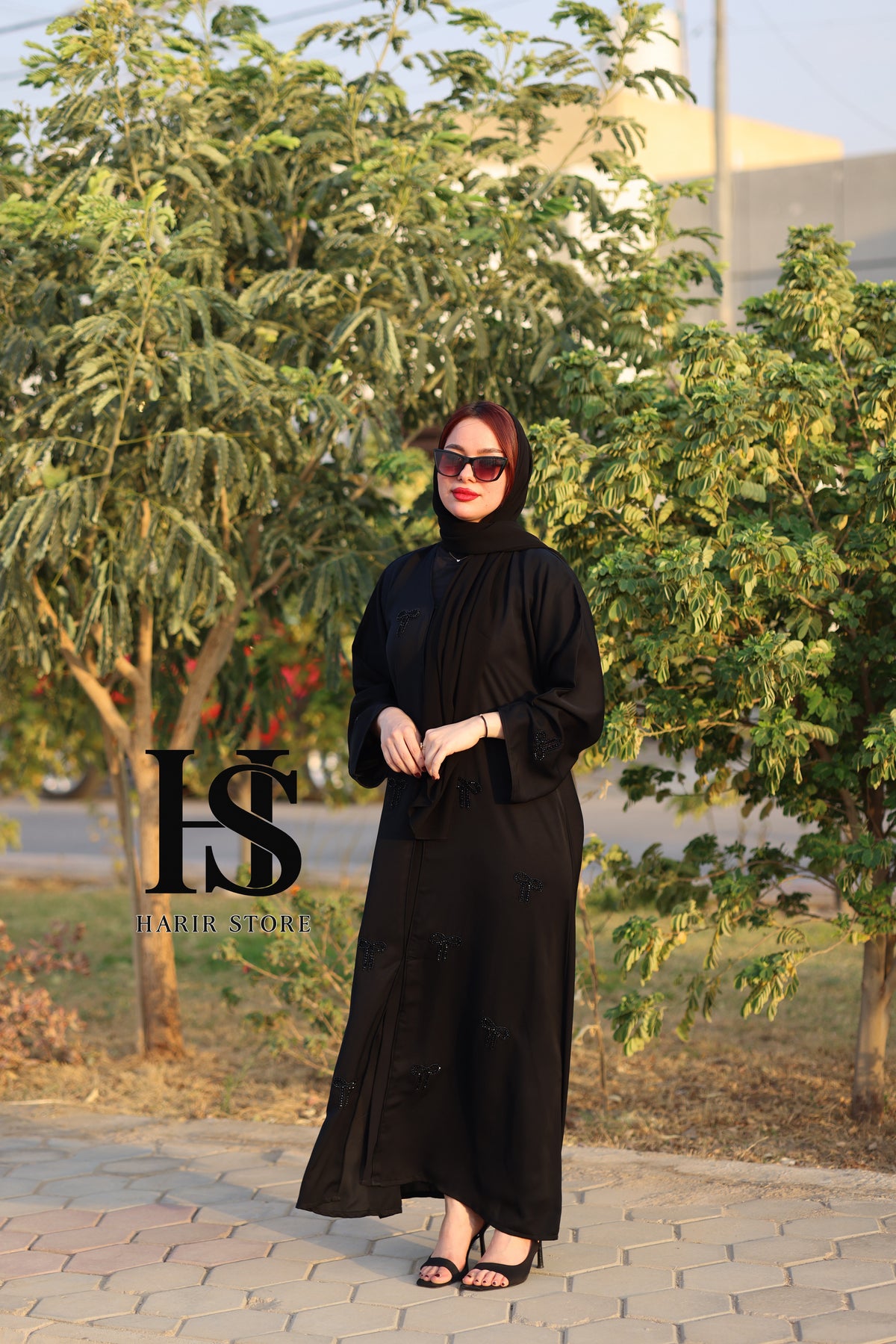 عباية فيونكا إماراتي – لمسة أنثوية بأسلوب راقٍ